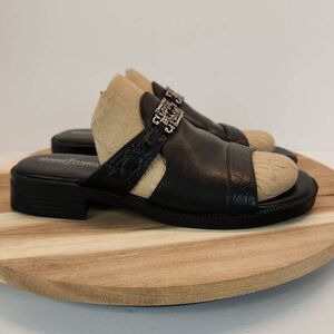 Minnetonka Women's Size 7 M Black Leather Slip On Sandals